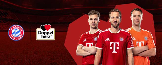 Bayern Munichning uchta futbolchisi, qizil formalar kiyib, bir-biriga yaqin turishmoqda. Fon qora va qizil rangda, logotiplar ko'rsatilgan. Ular kuchli va jamoaviy ruhni namoyish etmoqda.